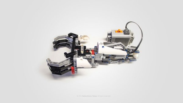 prosthetic-lets-kids-build-attachments-out-of-lego-carlos-arturo-torres-tovar-1