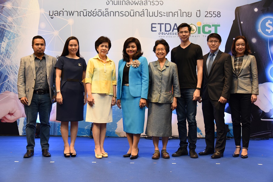 สุรางคณา วายุภาพ ผู้อำนวยการ สำนักงานพัฒนาธุรกรรมทางอิเล็กทรอนิกส์ (องค์การมหาชน) (ที่ 4 จากซ้าย) แถลงผลการสำรวจมูลค่าพาณิชย์อิเล็กทรอนิกส์ในประเทศไทย ปี 2558 ที่เติบโตขึ้นถึง 3.7 เปอร์เซ็นต์ คาดมีมูลค่ามากถึง 2.11 ล้านล้านบาท พร้อมตบท้ายงานด้วยเสวนาเรื่อง “ร่วมกันตีโจทย์เพื่อสร้างความพร้อมประเทศไทยให้เป็นผู้นำตลาด E-Commerce ใน AEC” โดย ภาวุธ พงษ์วิทยภานุ นายกสมาคมผู้ประกอบการพาณิชย์อิเล็กทรอนิกส์ไทย (ที่ 6 จากซ้าย), ภวิน แย้มประเสริฐ รองผู้อำนวยการ บริษัท พันธวนิจ จำกัด (ที่ 1 จากซ้าย), สรรเสริญ สมัยสุต หัวหน้าคณะผู้บริหารด้านการพาณิชย์ บริษัท แอสเซนด์ กรุ๊ป จำกัด, บริษัท เจริญโภคภัณฑ์ กรุ๊ป จำกัด (มหาชน) และ 6 ธุรกิจในเครือ (ที่ 7 จากซ้าย), มณีรัตน์ อนุโลมสมบัติ ประธานเจ้าหน้าที่ฝ่ายปฏิบัติการ บ. การีนา ออนไลน์ (ประเทศไทย) จำกัด (ที่ 2 จากซ้าย), ศันสนีย์ ลิ้มพงษ์ ที่ปรึกษา สพธอ. (ที่ 8 จากซ้าย)  โดยได้รับเกีบรติจาก จีราวรรณ บุญเพิ่ม ประธานกรรมการ ในคณะกรรมการบริหารสำนักงานพัฒนาธุรกรรมทางอิเล็กทรอนิกส์ (ที่ 3 จากซ้าย), จันทิมา สิริแสงทักษิณ ที่ปรึกษา สำนักงานพัฒนาธุรกรรมทางอิเล็กทรอนิกส์ (องค์การมหาชน) (ที่ 5 จากซ้าย) และผู้บริหารภาครัฐ เอกชน ตลอดจนสื่อมวลชนเข้าร่วมงานมากมาย ณ ห้อง Universe 1 ศูนย์ประชุมสเปซ ชั้น 12 อาคารเดอะ ไนน์ ทาวเวอร์ แกรนด์ พระราม 9 
