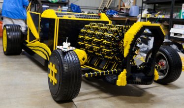 ตัวต่อ LEGO 500,000 ชิ้น ประกอบร่างเป็นรถยนต์ที่คนนั่งขับได้จริง!