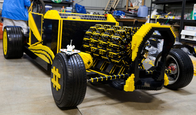 ตัวต่อ LEGO 500,000 ชิ้น ประกอบร่างเป็นรถยนต์ที่คนนั่งขับได้จริง!