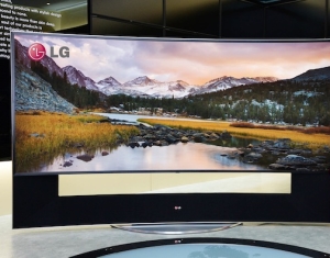 TV LG จอโค้ง 105 นิ้ว กว้างพอที่จะใช้แทนเตียงอาบแดดได้!