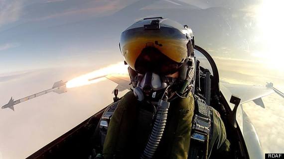 เมพขิงๆ! นักบินแดนโคนมถ่าย Selfie ตอนปล่อยขีปนาวุธ