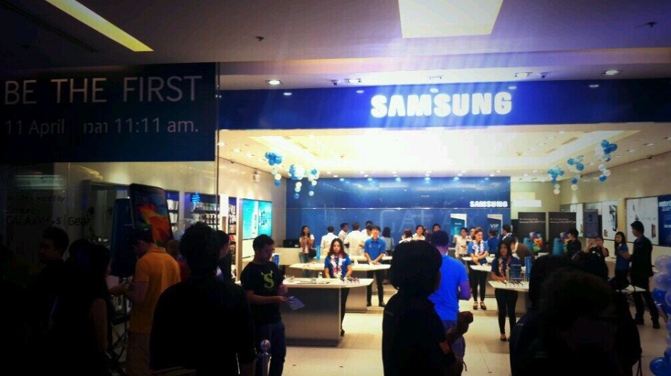 งานเปิดตัวขายวันแรกที่ Samsung Shop สยามพาราก้อน เริ่มขาย 11.11 น. ของวันที่ 11 เมษายน 2557