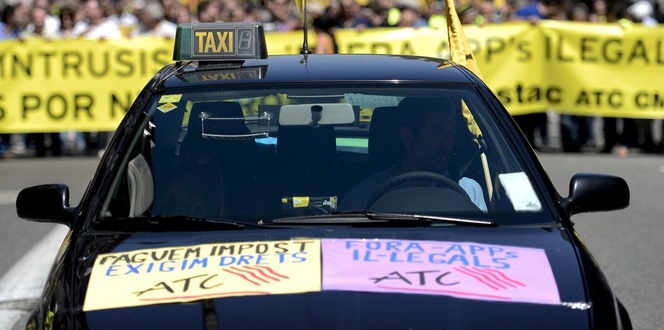 คนขับแท็กซี่ทั่วยุโรปออกมาปิดถนนประท้วงแอพฯ Uber ไม่พอใจที่โดนแย่งลูกค้า