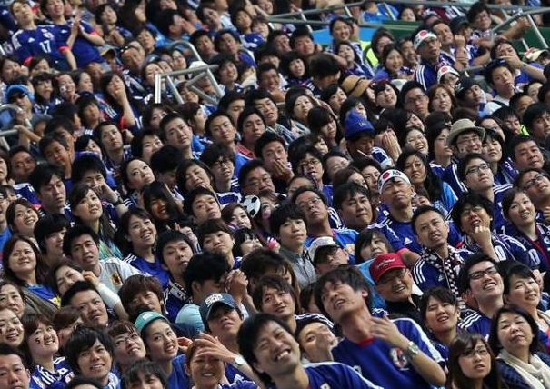น่าชื่นชม! สื่อนอกตีข่าวกองเชียร์ยุ่นเก็บขยะหลังจบเกมทัพซามูไรพ่ายบอลโลก