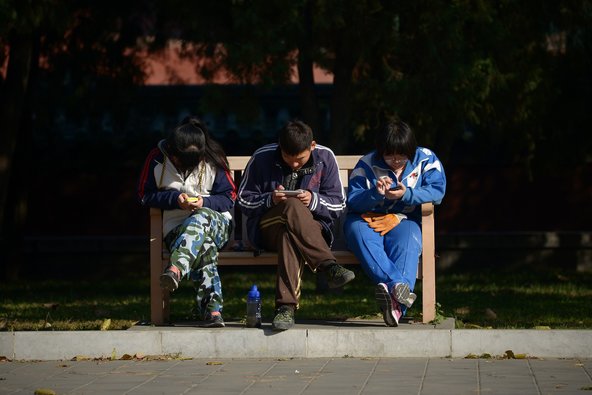 สังคมก้มหน้า…ผลวิจัยชี้คนจีนเข้าเน็ตผ่านมือถือมากกว่าพีซีแล้ว