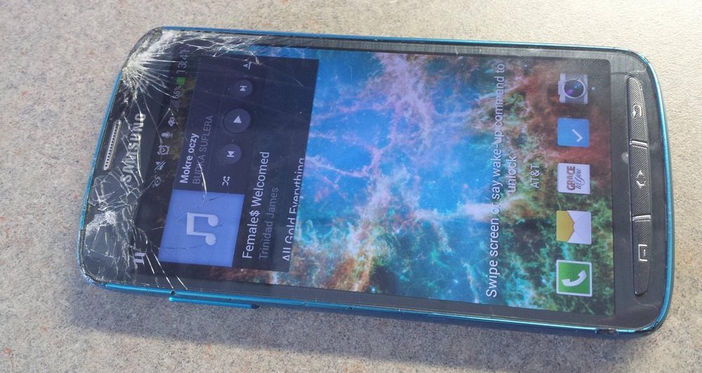 ใครบอกก๋องแก๋ง!? Galaxy S4 โชว์แกร่งโดนใบมีดเครื่องตัดหญ้าฟันยับ ยังใช้ได้ปกติ