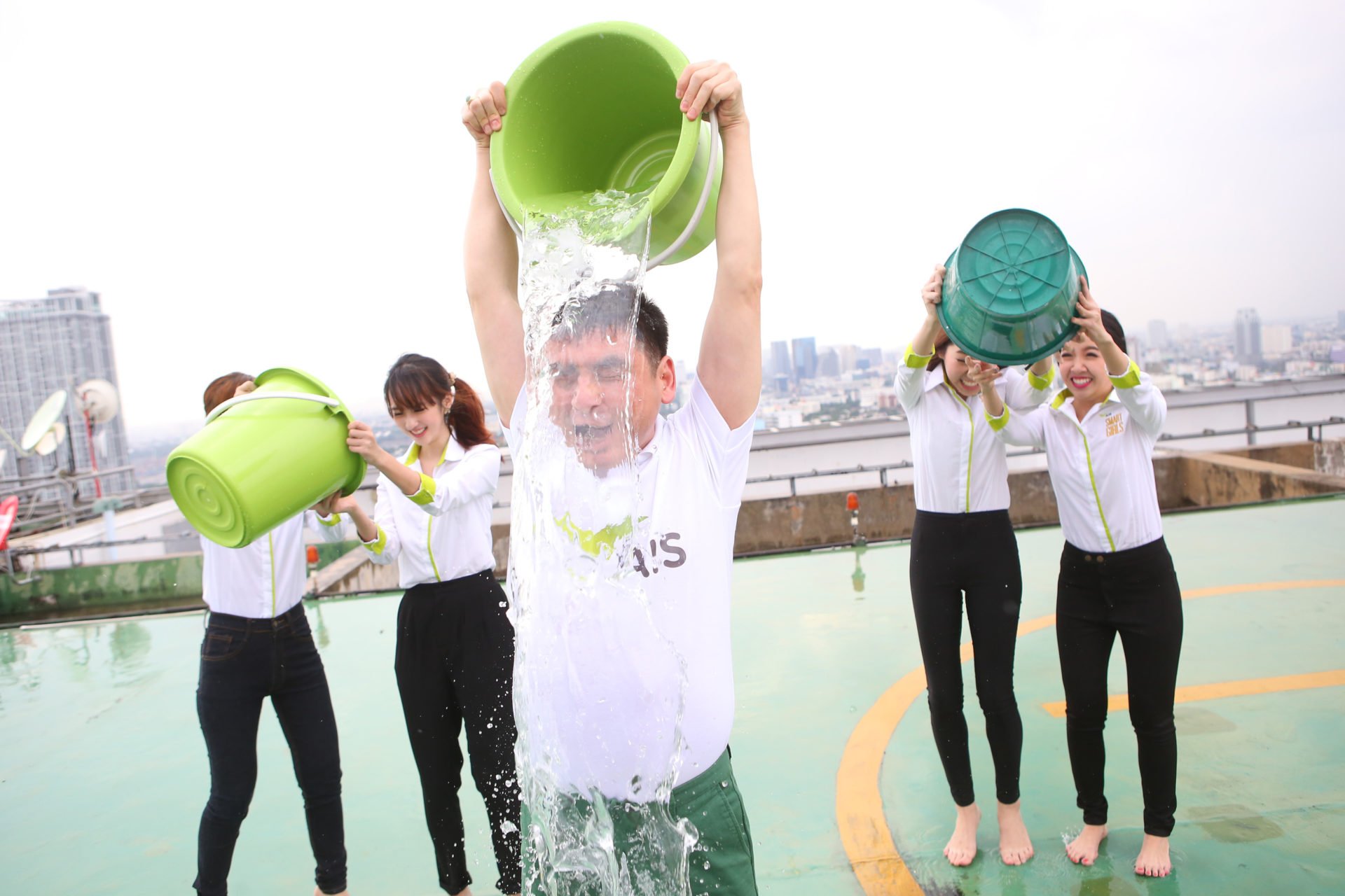 จัดเต็ม #IceBucketChallenge กลางสายฝน CEO หนุ่ม AIS