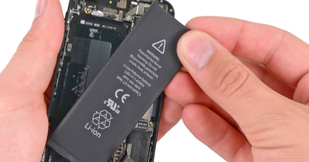 Apple พบปัญหาเรื่องแบตเตอรี่ของ iPhone 5 จึงเปิดโครงการรับเปลี่ยนแบตเตอรี่เครื่องที่มีปัญหาให้ฟรี