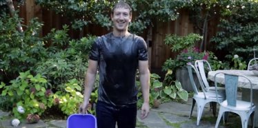 “Ice Bucket Challenge” Viral การกุศลที่เหล่าคนดังหาเงินบริจาคช่วย ALS research มาร์ค ซัคเคอร์เบิร์ก และ ทิม คุก ก็เอากะเค้าด้วย