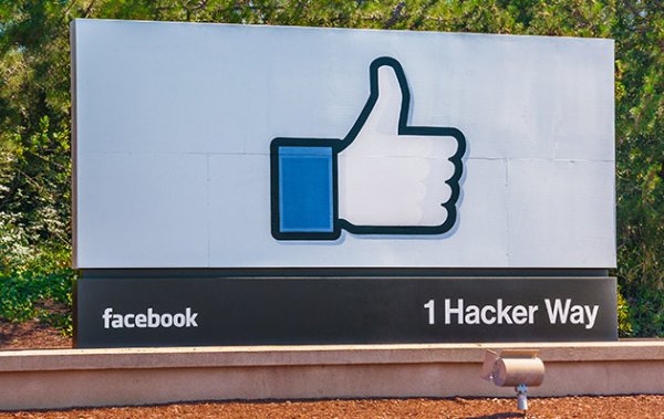 facebook-billboard-shutterstock-aollib