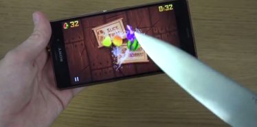 ของจริง! โชว์คลิปทดสอบความไวจอ Sony Xperia Z3 ด้วยมีดจริงไล่ฟันผลไม้ในเกม Fruit Ninja