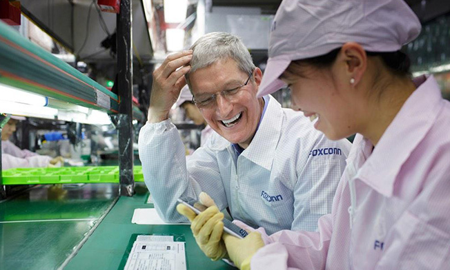 เฮียมาเอง! ทิม คุก ทวิตภาพเยี่ยมโรงงาน Foxconn ในจีน พร้อมสั่งเร่งผลิต iPhone 6 เพิ่มรองรับตลาด
