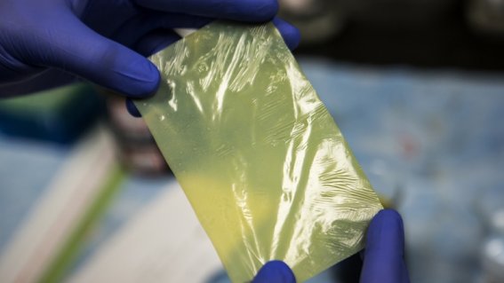 แผ่น Kevlar ที่เอามาใส่ในแบตเตอรี่