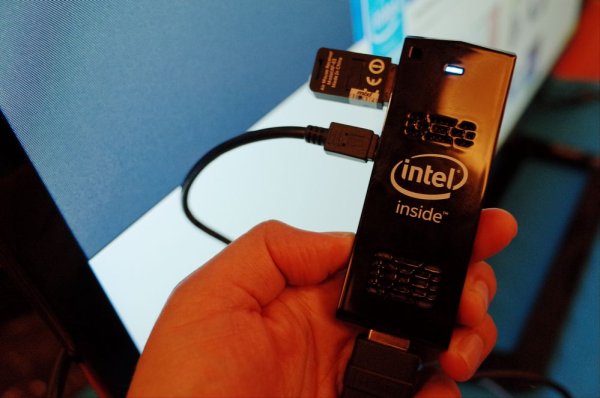 Intel Compute Stick คอมพิวเตอร์แบบแท่ง ที่อุปกรณ์เหมือน Flashdrive นี้คือคอมทั้งตัว เอาไปเสียบกับ TV แล้วใช้ได้เลย เหมาะมากสำหรับงาน Digital Signage