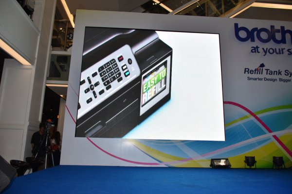 จุดเด่นของ printer รุ่นใหม่นี้ที่ถือว่าเด็ดมาก เพราะสามารถเติมหมึกเองได้ แถมดีไซน์มาเป็นอย่างดีไม่มีหกเลอะเทอะแน่นอน