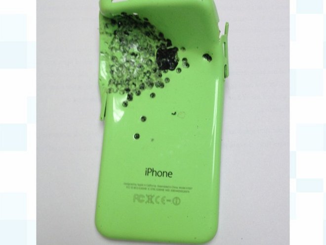 ไม่ต้องห้อยหลวงพ่อ! iPhone 5c ช่วยชีวิตหนุ่มแดนผู้ดีรับกระสุนแทนหลังถูกซัลโวกลางอก