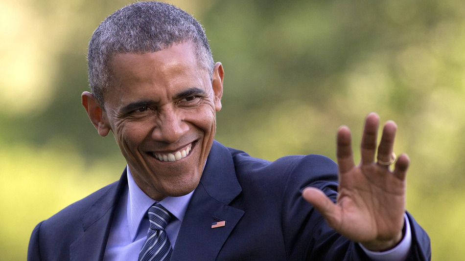 20 May 2015, Washington, DC, USA --- President Barack Obama waves as he walks across the South Lawn to the White House from Marine One, Wednesday, May 20, 2015, in Washington, as he returns from Connecticut where he delivered the commencement address at the United States Coast Guard Academy and attended a Democratic National Committee event. (AP Photo/Carolyn Kaster) --- Image by © Carolyn Kaster/AP/Corbis