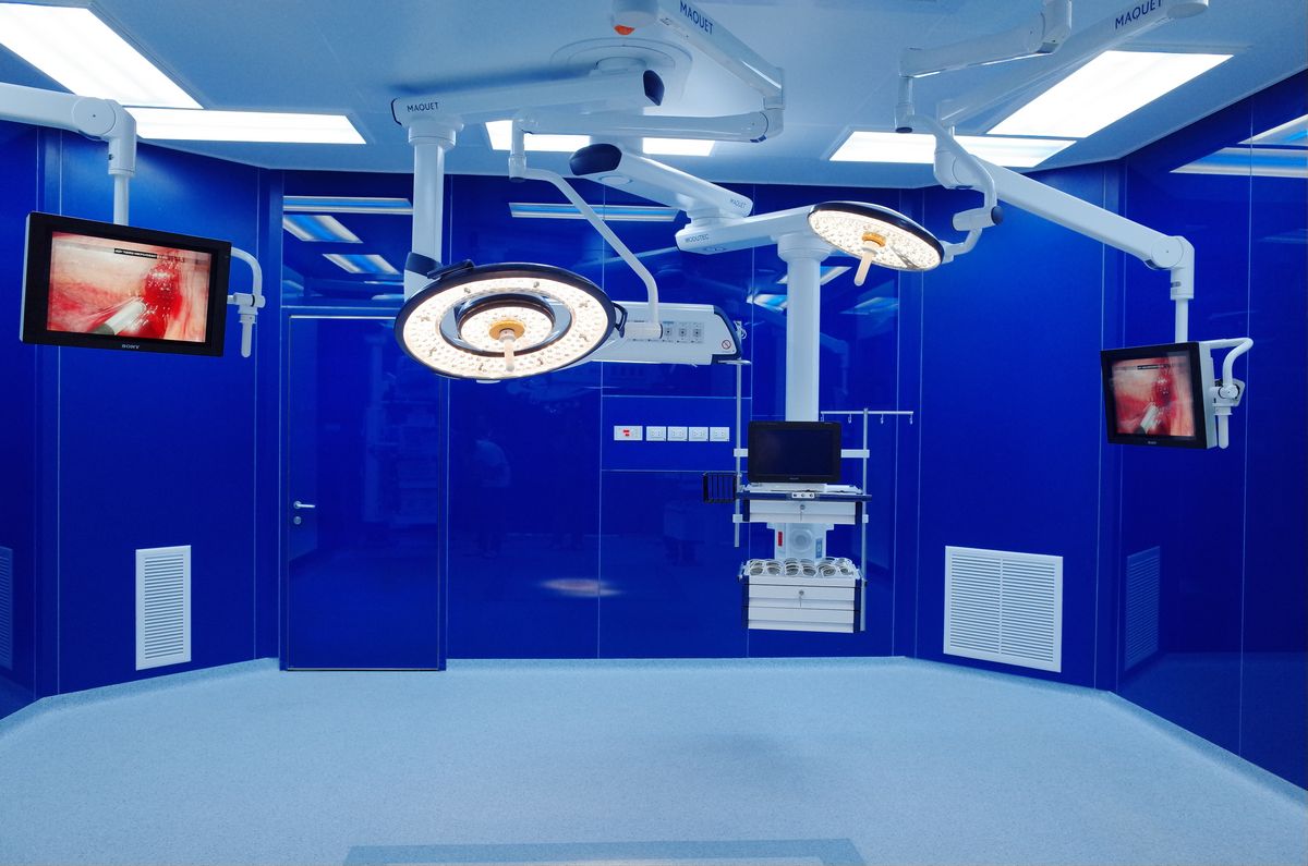 ห้องผ่าตัด 3 มิติที่ใช้กระจกสีน้ำเงินเป็นผนัง