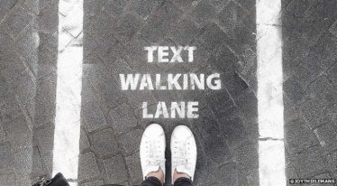 ที่เบลเยี่ยมเปิด “text walking lanes” ช่องทางเดินเฉพาะของคนเดินไป เล่นโทรศัพท์ไป