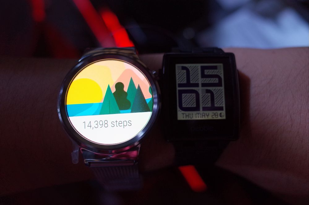 Huawei Watch W1 นาฬิกาอัจฉริยะที่ใช้ Android Wear ด้วยหน้าจอกลมขนาด 1.4 นิ้วแบบ AOLED เตรียมวางจำหน่าย (ถ่ายคู่กับ Pebble Steel ทางด้านขวา)