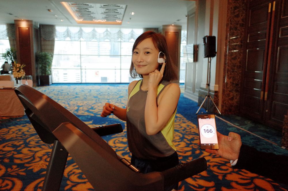 ในงานนี้ Sony ยังได้นำเอา Sony Smart B Trainer หูฟังใหม่มาแสดงด้วย โดยมี GPS ในตัว สามารถตรวจจับการเต้นของหัวใจได้ มีหน่วยความจำ 16 GB สำหรับลงเพลง ทำให้นำไปใช้ออกกำลังกายโดยไม่ต้องมีสมาร์ทโฟนไปด้วยก็ได้ (แต่เชื่อมต่อมือถือผ่าน bluetooth ไว้ฟังเพลง คุยโทรศัพท์ได้นะ) มีเสียงคอยบอกสถานะร่างกายอีกด้วย ราคา 7,990 บาท เริ่มขายปลายเดือนมิถุนายนนี้ ตอนนี้ Pre-order ได้ปลอกแขนใส่มือถือด้วย