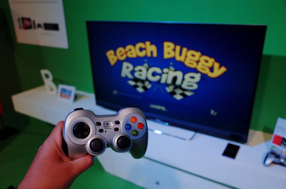 การเล่นเกมบน Bravia Android TV สามารถต่อจอยได้ แต่ประสบการณ์เล่นอาจไม่ดีนัก เพราะหน่วยประมวลผลไม่แรงพอ ทีมงานแบไต๋ทดสอบกับเกม Beach Buggy Racing พบว่าได้ Framerate ไม่สูงมากนัก แม้จะปรับการตั้งค่าเป็นระดับต่ำแล้ว