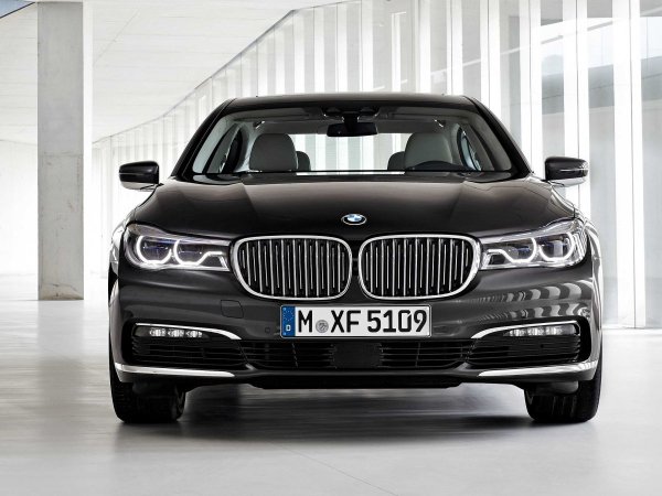 in-front-bmws-signature-kidney-grilles-feature-automatic-shutters-that-open-to-provide-additional-engine-cooling-but-close-to-improve-aerodynamics-when-cooling-isnt-needed