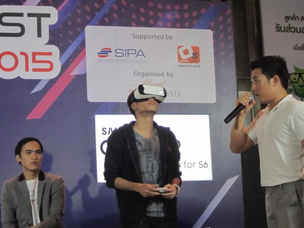 xcrosz หรืออิ๊กคิว 1 ในเกมแคสเตอร์ชื่อดังของเมืองไทยที่มียอด Follower YouTube กว่า 630,000 คน มาทดสอบ Samsung Gear VR ให้ดูกันสด ๆ เลยทีเดียว