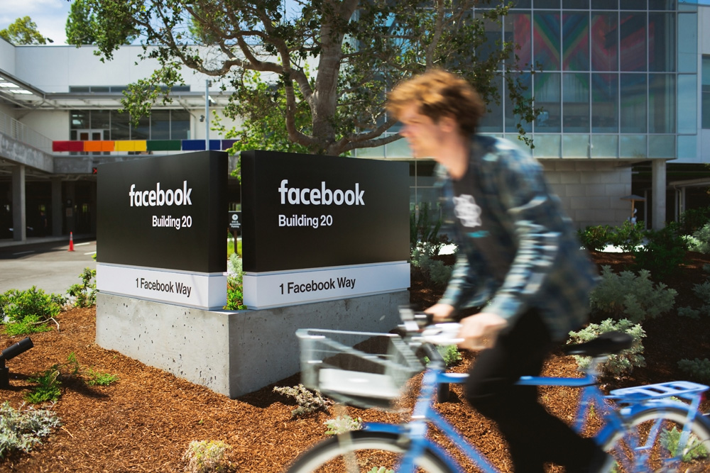 facebook_2015_logo_signage