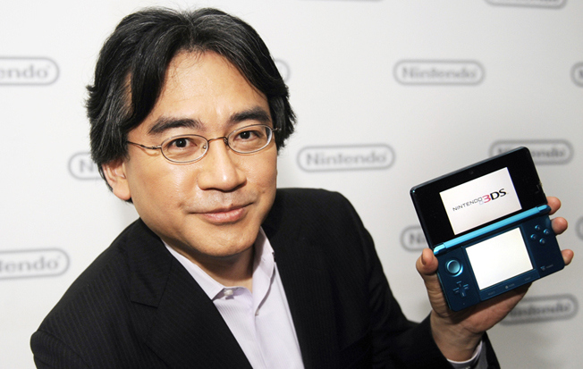 Satoru Iwata, President of Nintendo Co., Ltd., poses during an interview after Nintendo's E3 presentation of their new Nintendo 3DS at the E3 Media & Business Summit in Los Angeles June 15, 2010. Japan's Nintendo Co Ltd on Tuesday took the wraps off a new version of its DS handheld device that can play games and show movies in 3D without glasses, in an effort to revitalize demand. REUTERS/Phil McCarten (UNITED STATES - Tags: SCI TECH BUSINESS)