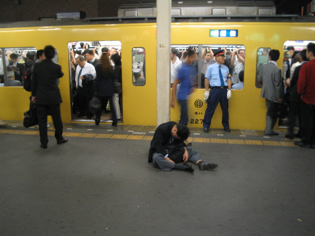 ปลอดภัยไว้ก่อน! ญี่ปุ่นนำร่องติดกล้องตรวจจับสัญญาณผู้โดยสารเมาแอ๋บนสถานีรถไฟ