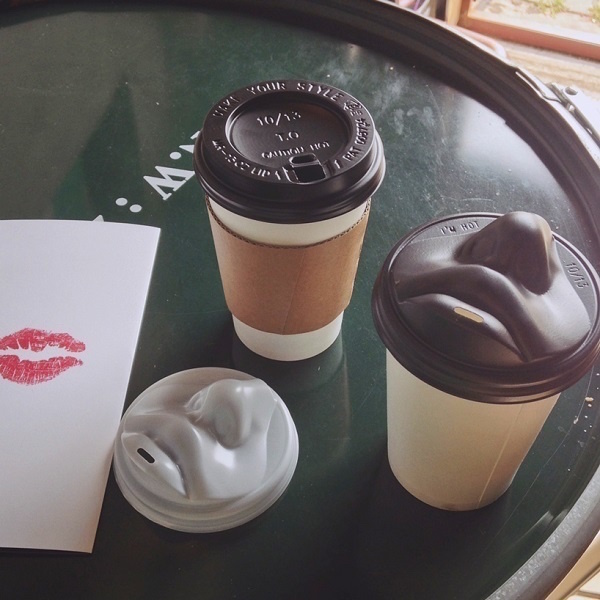 “จุ๊บวันละนิด จิตแจ่มใส่” กับฝาแก้วกาแฟ “รูปปาก” แบบใหม่ น่ากิน!!