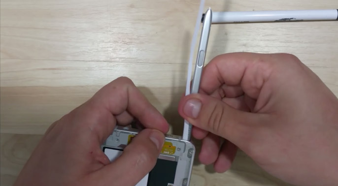 แค่ “กระดาษแผ่นเดียว” ก็ดึงปากกา S PEN ของ Samsung Galaxy Note 5 ที่ติดคาช่องเสียบออกได้