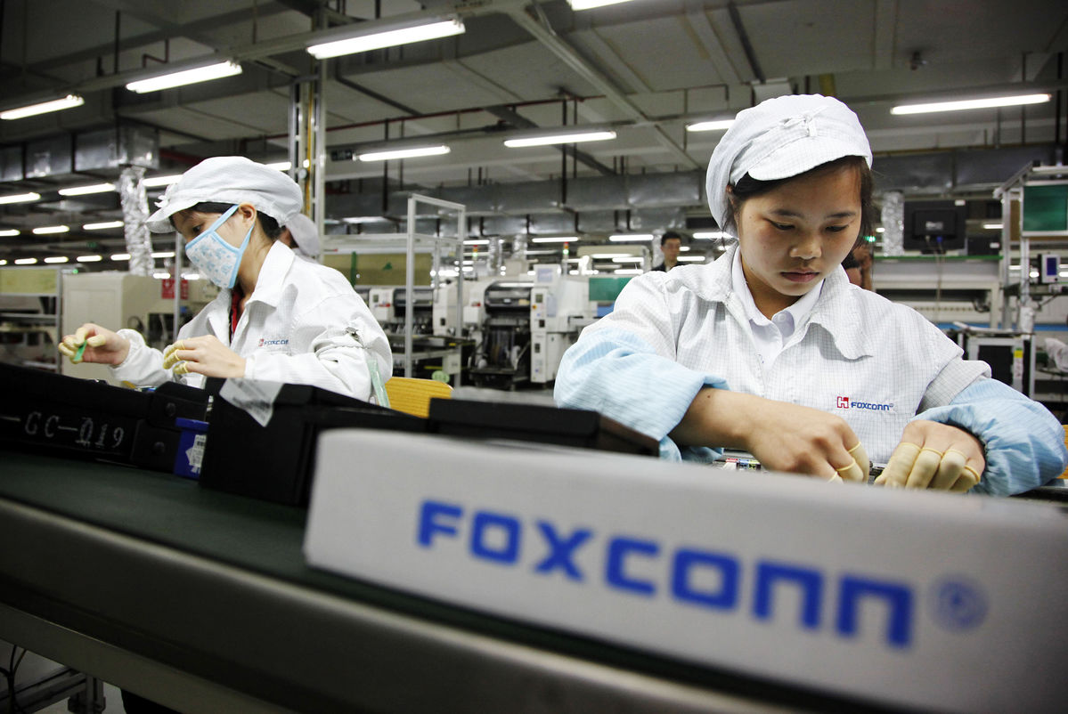 Foxconn หวังยืมมือ Apple เร่งปิดดีลซื้อกิจการจอ LCD ของ Sharp