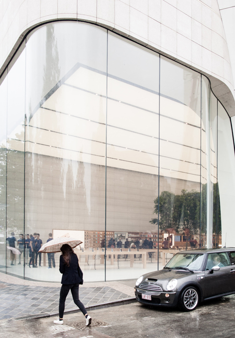 Apple-Store-Brussels_dezeen_1