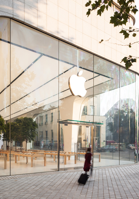 Apple-Store-Brussels_dezeen_5