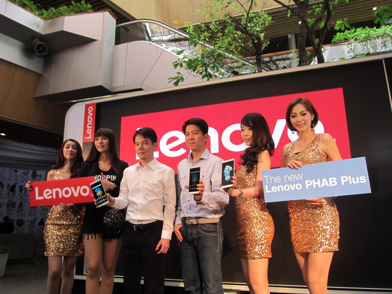 Lenovo PHAB Plus จะดูหนังฟังเพลง, แชท, เล่นเกม จัดได้หมดใน 1 เดียว !!