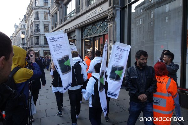 iphone-samsung-launch-london-2