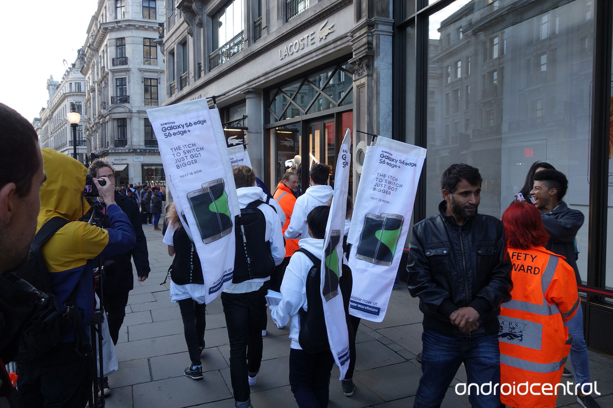 Samsung เกณฑ์พนง.บุกป่วนหน้า Apple Store วันเปิดตัว iPhone 6s ในลอนดอน