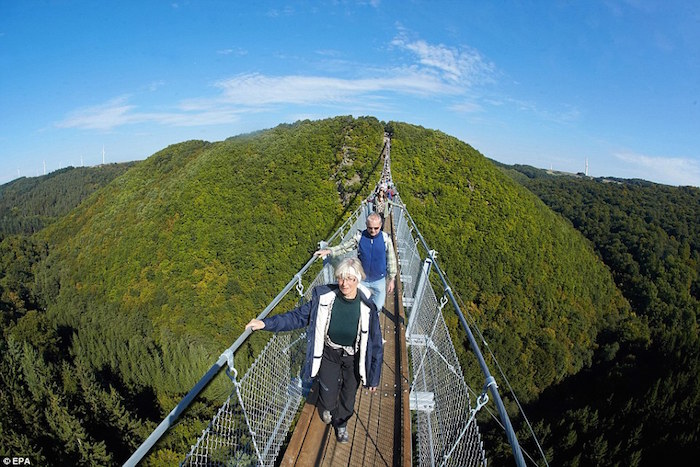 ไม่เสียวให้รู้ไป!! สะพานแขวนข้ามเหวลึก สูงกว่า 300 ฟุต และ “ยาวที่สุด” ในเยอรมัน