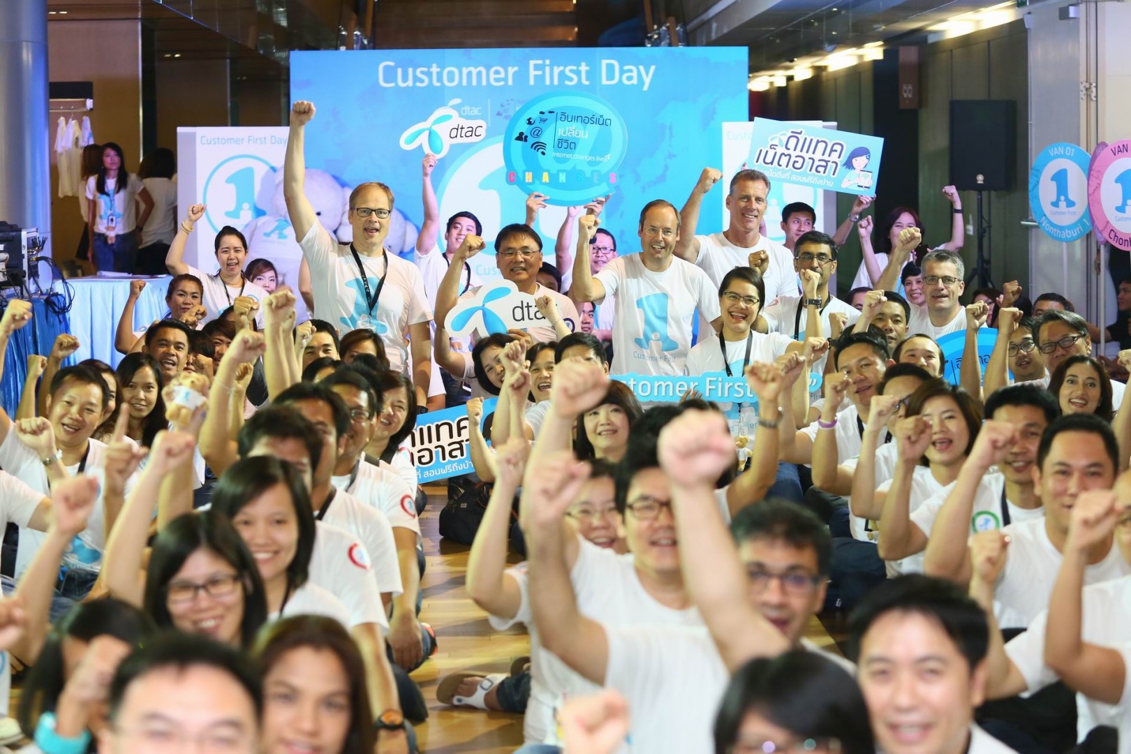 dtac ตอกย้ำภารกิจ ‘อินเทอร์เน็ตเปลี่ยนชีวิต’ จัดงาน Customer First Day 2558 “ชวนเที่ยว ชวนซื้อ” แชร์ลง Social Media