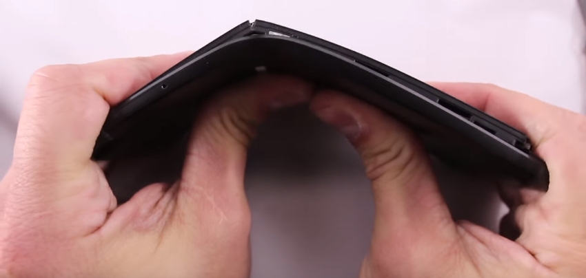 Bendgate กลับมาแล้ว! เผยคลิปทดสอบความแกร่ง Nexus 6P บิดนิดเดียวแตกเป็นเสี่ยง