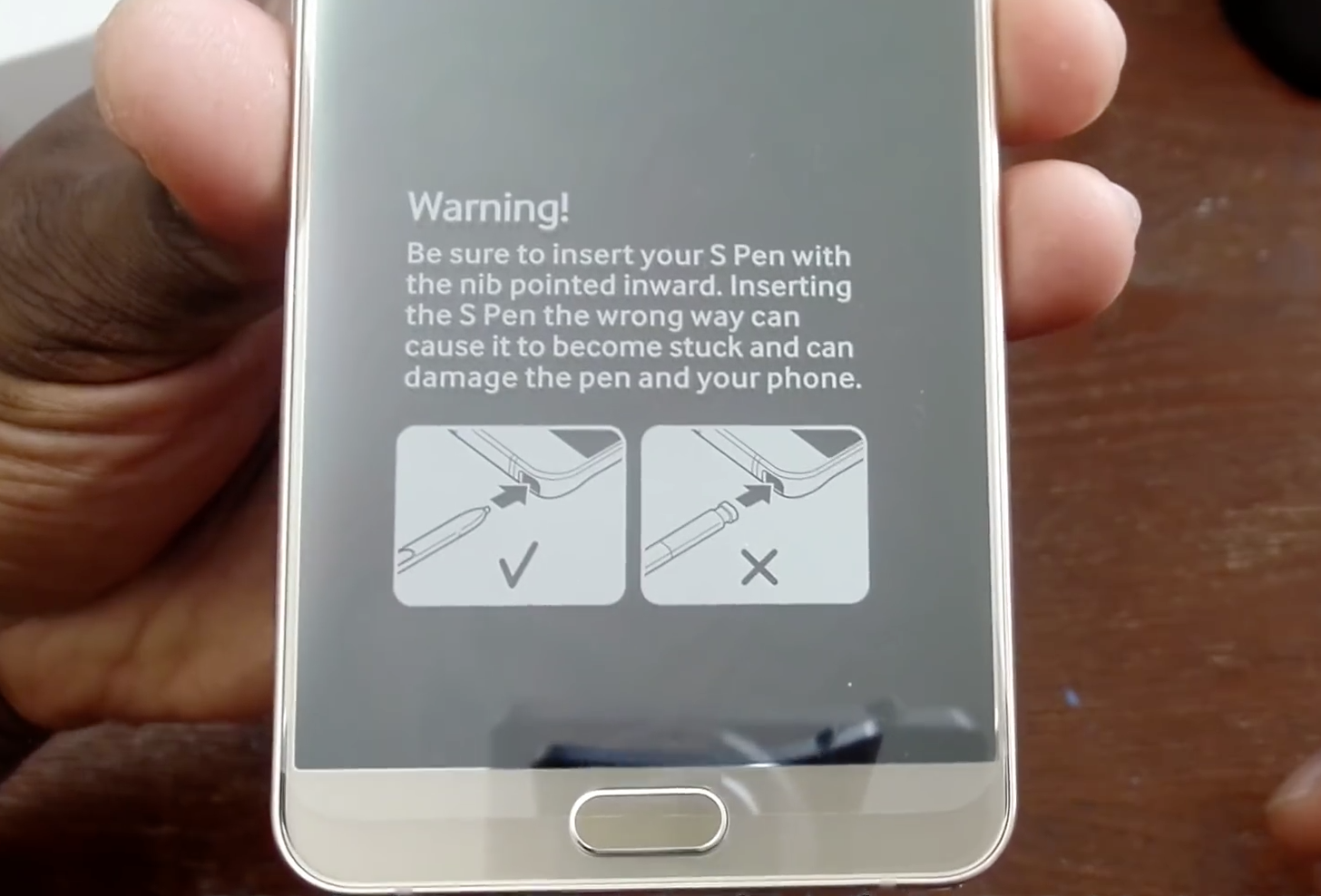 กันเหนียว! Samsung แปะฉลากบนหน้าจอ Galaxy Note 5 บอกวิธีเสียบ S Pen ที่ถูกต้อง