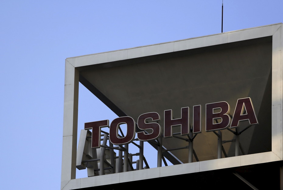 The logo of Toshiba Corp is seen at its headquarters in Tokyo, Japan, in this November 6, 2015 file photo.  REUTERS/Yuya Shino