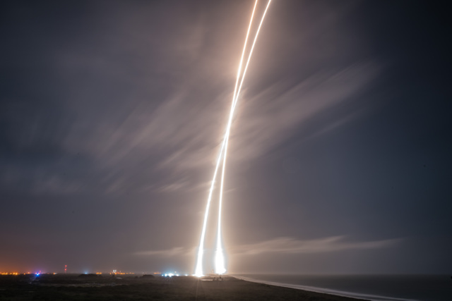 มาชม SpaceX ปล่อยจรวดแล้วลงจอดแนวดิ่งได้ “เป็นครั้งแรก”