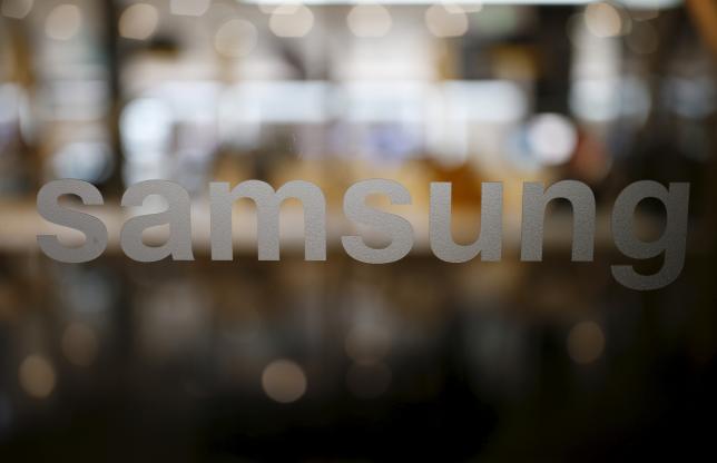 A Samsung logo is seen at Samsung Electronics' headquarters in Seoul, South Korea, December 18, 2015. Picture taken on December 18, 2015. REUTERS/Kim Hong-Ji