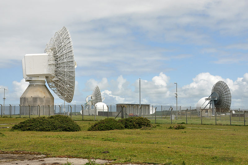 800px-Satellite_dishes_at_GCHQ_Bude