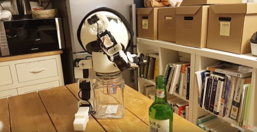 หุ่นยนต์ “Robot Drinky” เพื่อนใหม่ ยอดนักดื่ม งานนี้ไม่เมาแน่นอน!