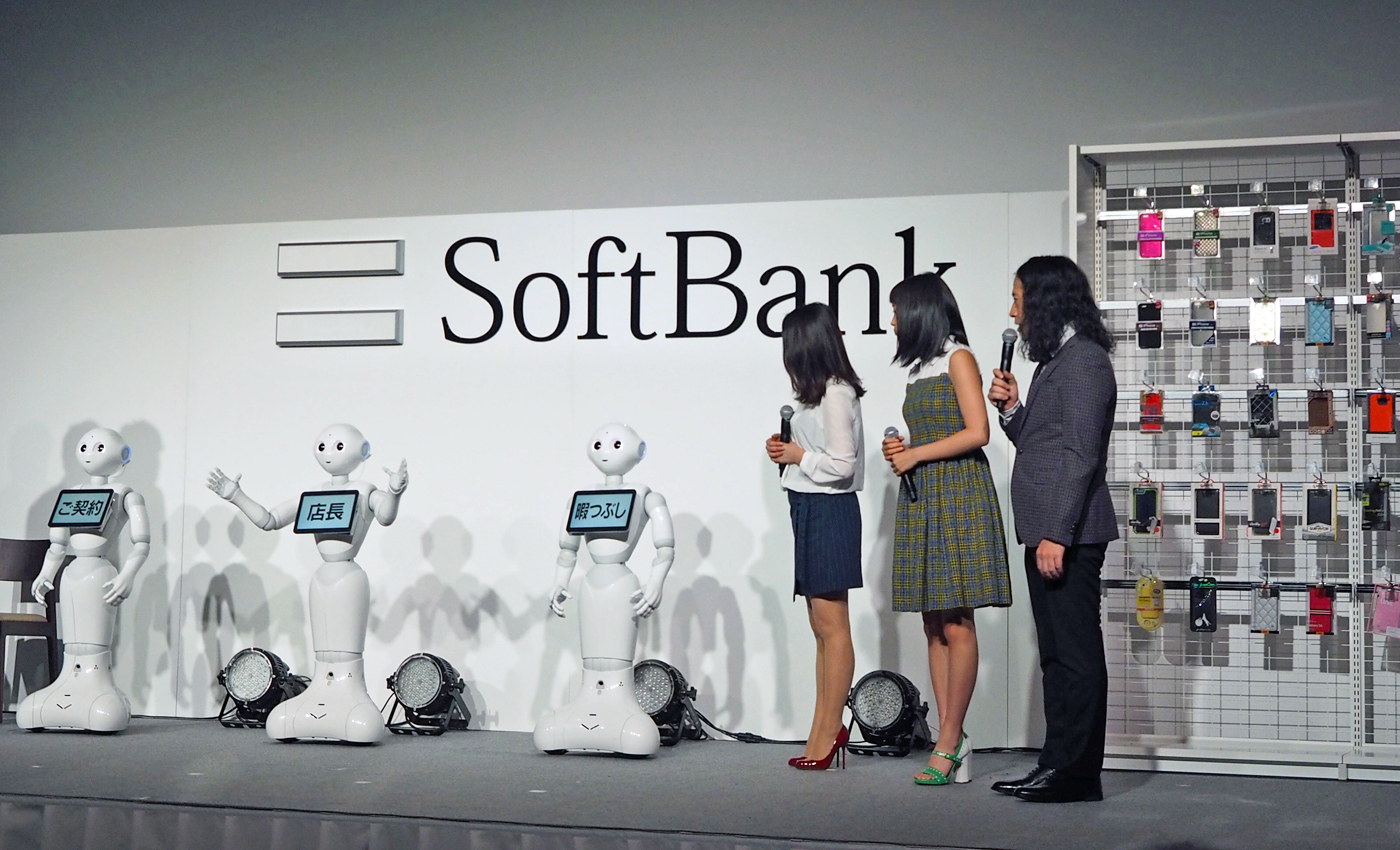 Softbank สุดตื่นเต้นเปิดตัวร้านมือถือแห่งแรกที่จะมีพนักงานเป็นหุ่นยนต์ให้บริการทั้งร้าน